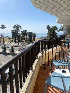 balcón con vistas a la playa en Hotel Rovira, en Cambrils
