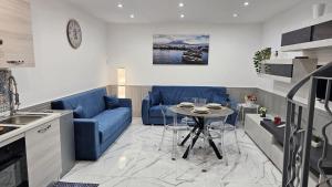 - un salon avec un canapé bleu et une table dans l'établissement Blue Dreams, à Castellammare di Stabia