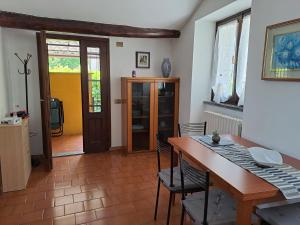 comedor con mesa de madera y sillas en MansardHouse zona Bellagio, en Magreglio