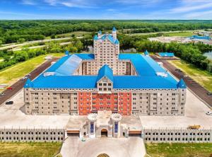 una vista aérea de un gran edificio con techos azules en 3BR King Bed Chamber Apartment at The Grand Castle, en Grandville