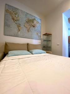 La Casa Bianca في ميلانو: غرفة نوم مع سرير كبير مع خريطة على الحائط