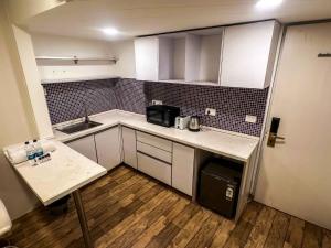 Kjøkken eller kjøkkenkrok på Ambition studio apartment at rajhans belliza