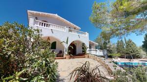uma villa com uma piscina e uma casa em Los Olivos em L'Ampolla
