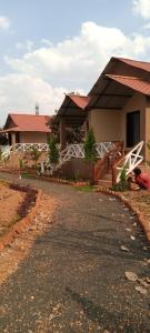 ein Haus mit einer Straße davor in der Unterkunft The Palash Vann Pench in Khawāsa