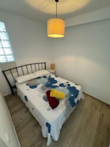 エンプリアブラバにあるAwayDays - 60 - 1-Bed Apartment with Sea Viewのベッドルーム1室(枕2つ付)