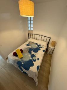 エンプリアブラバにあるAwayDays - 60 - 1-Bed Apartment with Sea Viewのベッドルーム1室(青と白の掛け布団付きのベッド1台付)