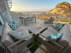 due sedie e un tavolo su un balcone con vista di Yellow Hill Penthouse a Żebbuġ