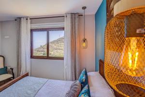 sypialnia z łóżkiem i oknem w obiekcie Lightbooking La Carajita Villa de Mazo w mieście Mazo