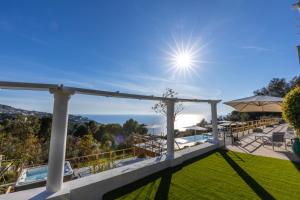 - une vue depuis le balcon d'une maison avec pelouse dans l'établissement Dimora Maiuri L'Olivella, à Anacapri