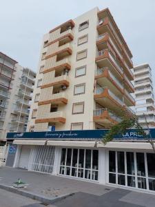 ein großes Apartmenthaus vor einem Gebäude in der Unterkunft Apartamento Coral con vistas al mar in Playa de Gandia
