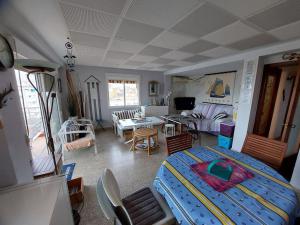 ein Schlafzimmer mit einem großen Bett und ein Wohnzimmer in der Unterkunft Apartamento Coral con vistas al mar in Playa de Gandia