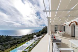 vistas al océano desde el balcón de una casa en Dimora Maiuri L'Olivella, en Anacapri