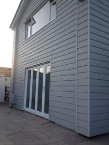 EarnleyにあるSuper House with Large Pool!! 5 min from West Witteringの白い家