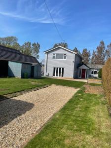 EarnleyにあるSuper House with Large Pool!! 5 min from West Witteringの砂利道の家