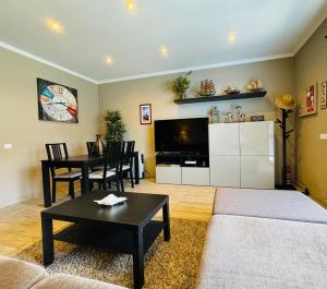 een woonkamer met een televisie en een eetkamer bij Casa Azul in Torreira +18 foto's