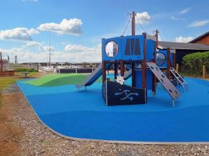 - une aire de jeux avec toboggan sur un tapis bleu dans l'établissement Beach/Marina House, à Nørreby