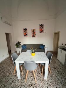 a white table and chairs in a living room at Casa Cesarina in Nardò