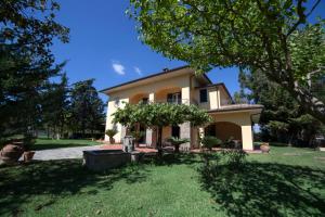 a house with a tree in front of it at Somnium La Dimora Del Relax in Albanella