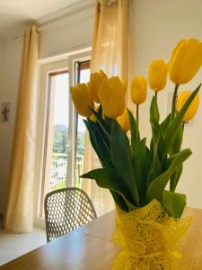 eine Vase gelber Tulpen auf einem Tisch in der Unterkunft Due Golfi Heart in Massa Lubrense