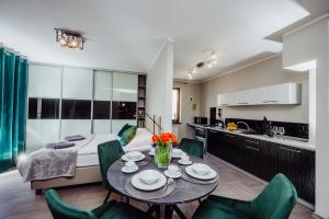 eine Küche und ein Wohnzimmer mit Tisch und Stühlen in der Unterkunft 1 Maja 76 in Jelenia Góra