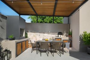zona de comedor al aire libre con mesa y sillas en el patio en Bino Marija, en Kirmenjak