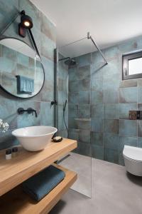 Un baño con lavabo y ducha de cristal. en Bino Marija, en Kirmenjak