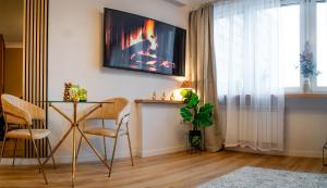 TV at/o entertainment center sa Atlas Design Apartment 2X