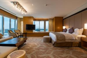une chambre d'hôtel avec un grand lit et un salon dans l'établissement جناح جونيور بخدمات فندقية الملك فهد, à Riyad