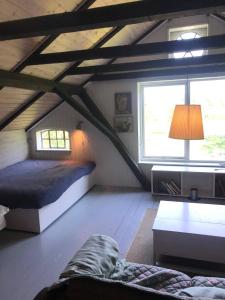 Tempat tidur dalam kamar di Glædegården -Glaede Landhof- 12 beds!