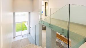 una escalera de cristal en una casa en Bella Vista Villa, en Wilderness