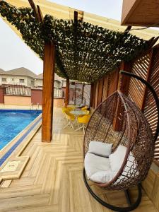 um quarto com uma rede de descanso junto a uma piscina em Best Apartment em Adentan