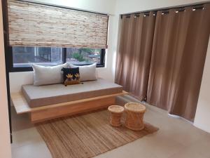 una camera con finestra, panca e due cuscini di Villas Rocher - Deluxe Suite 2A a Grand Baie
