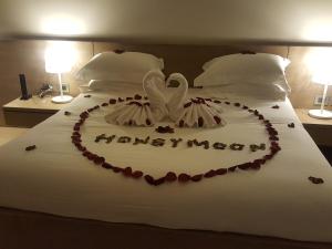 uma cama com um coração feito de rosas em Le Grand Chalet Zaarour em Zaarour