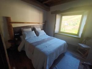 Schlafzimmer mit einem großen Bett und einem Fenster in der Unterkunft Casa Eladio 