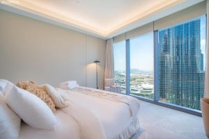 Postel nebo postele na pokoji v ubytování Address Dubai Opera, Full Burj Khalifa and Fountain View by Gardenia Suites + 37 fotografií