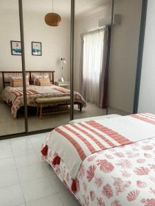 Schlafzimmer mit einem Bett und einem Spiegel in der Unterkunft Casa Pérola, Old Town Apartment in Albufeira