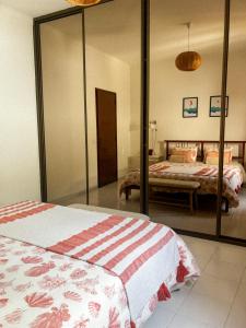 1 Schlafzimmer mit 2 Betten und einem großen Spiegel in der Unterkunft Casa Pérola, Old Town Apartment in Albufeira