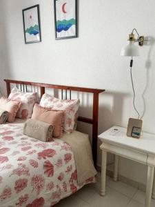 sypialnia z łóżkiem i stołem z lampką w obiekcie Casa Pérola, Old Town Apartment w Albufeirze