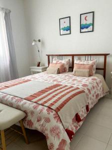 sypialnia z łóżkiem z czerwonym i białym kocem w obiekcie Casa Pérola, Old Town Apartment w Albufeirze