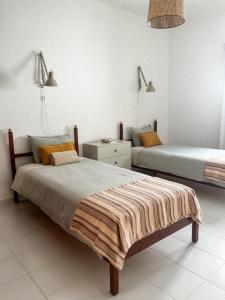 sypialnia z 2 łóżkami i lampką w obiekcie Casa Pérola, Old Town Apartment w Albufeirze