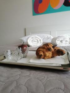 ein Tablett mit einem Croissant auf einem Tisch in der Unterkunft Appartamento Clizia in Pescara