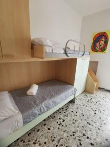 Bunk bed o mga bunk bed sa kuwarto sa Appartamento Clizia