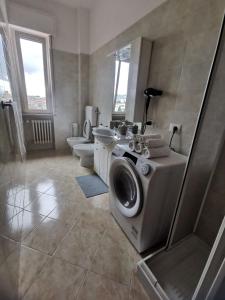 łazienka z pralką i toaletą w obiekcie Appartamento Clizia w mieście Pescara