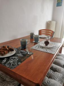 drewniany stół z talerzem jedzenia w obiekcie Appartamento Clizia w mieście Pescara