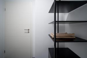 Zimmer mit einer weißen Tür und einem Regal in der Unterkunft Blauer Stein Apartments WH4 in Pulheim