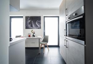 eine Küche mit einem Tisch und einem Stuhl in einem Zimmer in der Unterkunft Blauer Stein Apartments WH4 in Pulheim