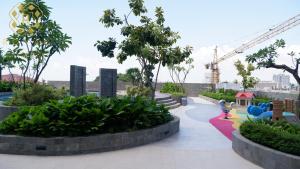 een speeltuin in een park met een kind op een glijbaan bij Royal Suites Studio 10QX - Citra Plaza Nagoya Apartment in Jodoh