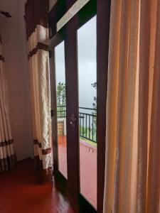 eine offene Tür mit Blick auf einen Balkon in der Unterkunft Diduli Hotel in Ella