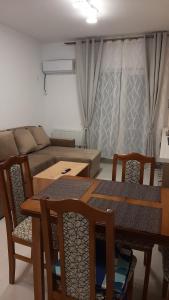 sala de estar con mesa, sillas y sofá en Walkie-talkie, en Mamaia Nord – Năvodari