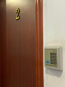 Una puerta con un número dos y un reloj. en Sufara Hotel Suites, en Amán